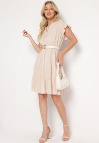 Born2be - Beżowa Sukienka z Gumką w Pasie Ozdobiona Falbanką i Wiązana Materiałowym Paskiem Tiamalou. Typ kołnierza: dekolt w łódkę. Kolor: beżowy. Materiał: materiał. Długość rękawa: krótki rękaw. Wzór: aplikacja #4