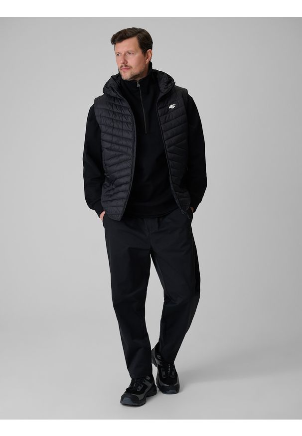 4f - 4F Bezrękawnik z wypełnieniem syntetycznym męski - czarny 3XL. Typ kołnierza: kaptur. Kolor: czarny. Materiał: syntetyk. Długość rękawa: bez rękawów. Wzór: jodełka