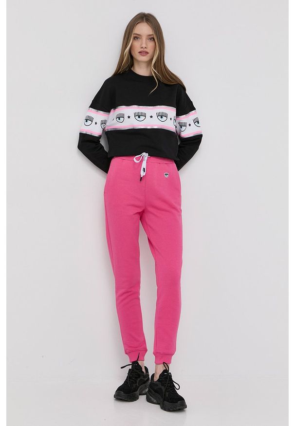 Chiara Ferragni bluza bawełniana Maxilogomania damska kolor czarny z nadrukiem. Kolor: czarny. Materiał: bawełna. Długość rękawa: długi rękaw. Długość: długie. Wzór: nadruk