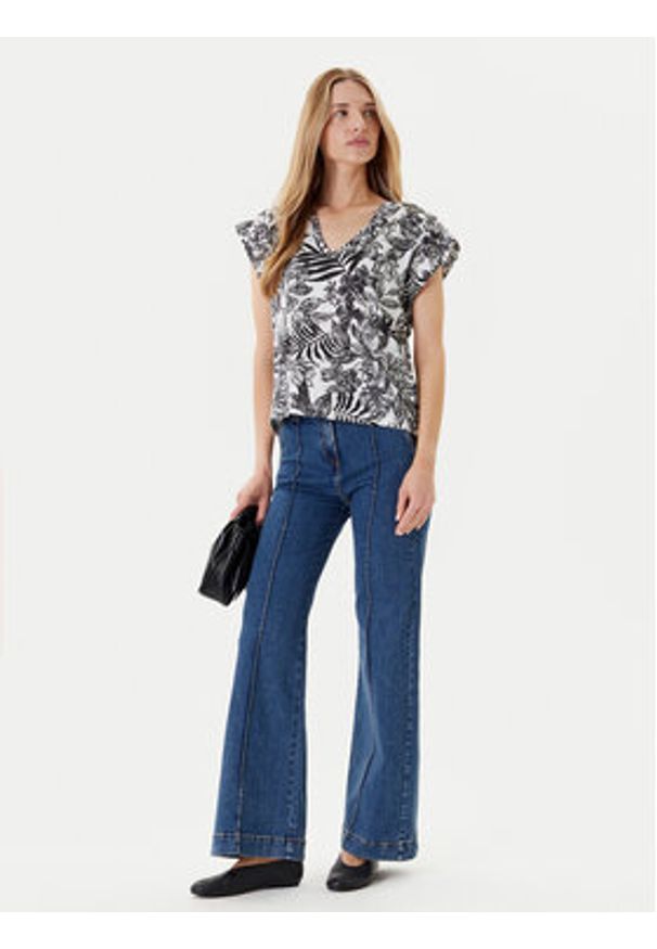 United Colors of Benetton - United Colors Of Benetton Jeansy 4W8CDE02F Niebieski Flare Fit. Kolor: niebieski