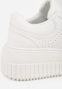 Renee - Białe Sneakersy na Platformie Ozdobione Perforacją Eleainna. Okazja: na co dzień. Kolor: biały. Materiał: jeans. Wzór: aplikacja. Obcas: na platformie #7