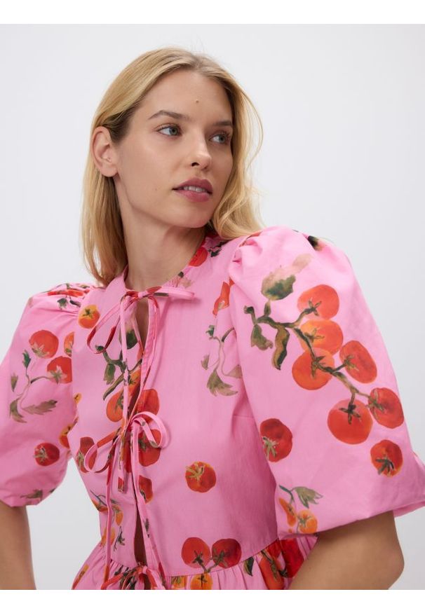 Reserved - Wiązana bluzka z baskinką - różowy. Kolor: różowy. Materiał: tkanina, bawełna