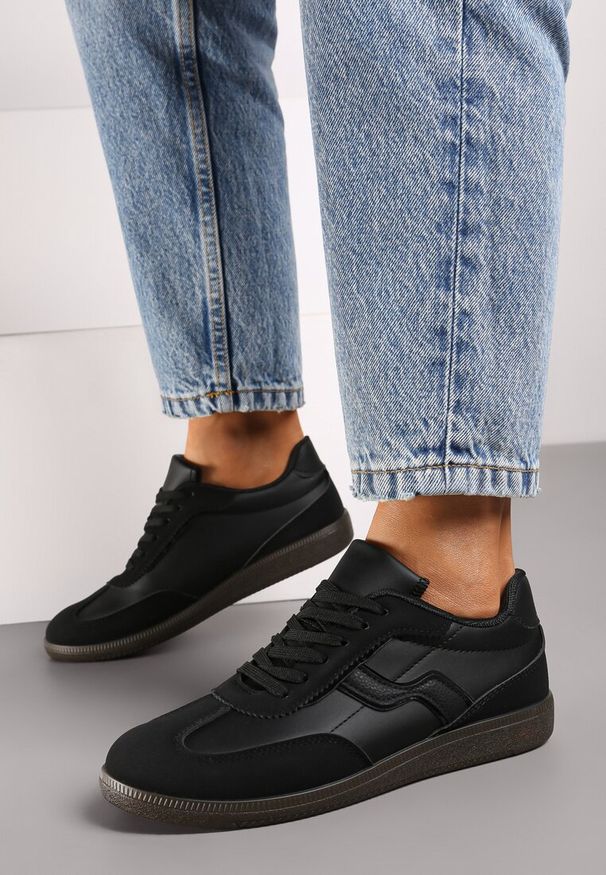 Renee - Czarne Sneakersy z Wywiniętym Językiem i Geometrycznymi Kontrastowymi Elementami Rianirae. Okazja: do pracy, na co dzień. Kolor: czarny. Materiał: jeans. Wzór: geometria