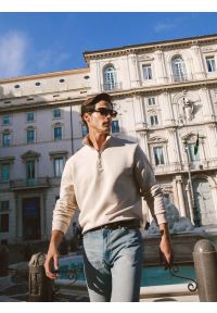 Big-Star - Bluza męska ze stójką kremowa Salih 103. Okazja: na co dzień. Typ kołnierza: kołnierzyk stójkowy. Kolor: biały. Materiał: dzianina, skóra, bawełna, wiskoza. Wzór: aplikacja. Styl: wizytowy, casual, elegancki #6