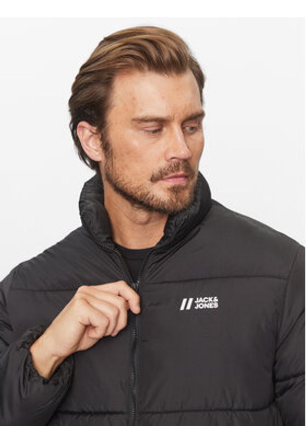 Jack & Jones Kurtka zimowa 12238745 Czarny Regular Fit. Kolor: czarny. Materiał: syntetyk. Sezon: zima