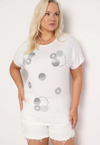 Born2be - Biały T-shirt z Bawełny Wykończony Cyrkoniami Krissianne. Okazja: na co dzień, do pracy. Kolor: biały. Materiał: bawełna. Wzór: aplikacja, geometria. Styl: elegancki, casual #6