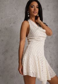 Renee - Biała Koronkowa Sukienka o Rozkloszowanym Kroju z Wiązanym Dekoltem Halter Bervine. Okazja: na randkę, na imprezę. Typ kołnierza: dekolt halter. Kolor: biały. Materiał: koronka #6