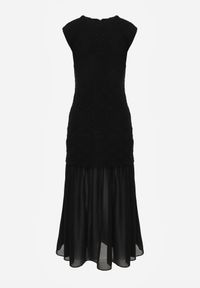 Born2be - Czarna Sukienka Ażurowa z Usztywnioną Linią Ramion i Przezroczystym Dołem Semiriel. Kolor: czarny. Materiał: zamsz. Wzór: ażurowy. Styl: elegancki, klasyczny #4