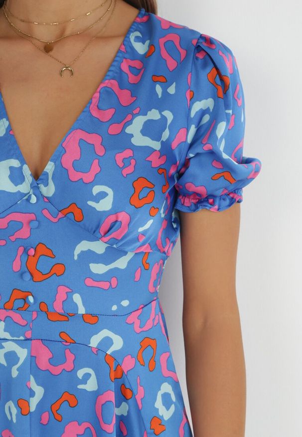 Born2be - Niebieska Sukienka Maxi z Asymetrycznym Dołem i Krótkim Rękawem z Falbankami Ammie. Typ kołnierza: kołnierz z falbankami. Kolor: niebieski. Długość rękawa: krótki rękaw. Wzór: nadruk, kolorowy. Typ sukienki: asymetryczne. Długość: maxi