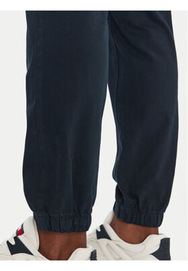 Tommy Jeans Joggery Austin DM0DM20283 Granatowy Slim Fit. Kolor: niebieski. Materiał: bawełna