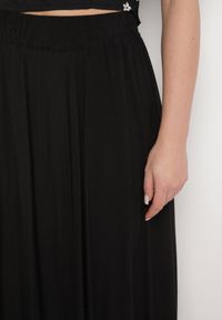 Born2be - Czarna Wiskozowa Rozkloszowana Spódnica Lunisenia. Okazja: na co dzień. Kolor: czarny. Materiał: wiskoza. Sezon: wiosna. Styl: klasyczny, elegancki, casual