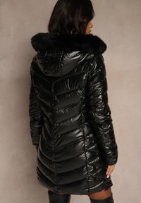 Renee - Czarna Taliowana Kurtka z Pikowanymi Przeszyciami i Kapturem z Futrem Nalidea. Okazja: na co dzień. Typ kołnierza: golf. Kolor: czarny. Materiał: futro. Styl: casual #4