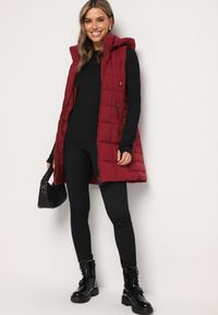 Born2be - Bordowa Pikowana Kamizelka z Odpinanym Kapturem i Kieszeniami na Suwak Anoria. Okazja: na co dzień. Kolor: czerwony. Materiał: jeans. Wzór: aplikacja. Styl: casual, klasyczny #1