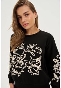 MOODO - Bluza z aplikacją czarna. Kolor: czarny. Materiał: poliester, bawełna. Wzór: aplikacja