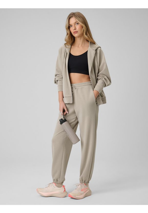 4f - 4F Bluza dresowa regular z modalem damska - beżowa XXL. Okazja: na co dzień. Typ kołnierza: kaptur. Kolor: beżowy. Materiał: dresówka. Długość rękawa: raglanowy rękaw. Wzór: gładki. Styl: casual