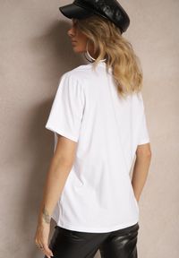Renee - Biały T-shirt z Bawełny z Krótkim Rękawem i Ozdobnymi Cyrkoniami przy Dekolcie Vilefia. Okazja: na co dzień, do pracy. Kolor: biały. Materiał: bawełna. Długość rękawa: krótki rękaw. Długość: krótkie. Wzór: aplikacja. Styl: elegancki, casual #4