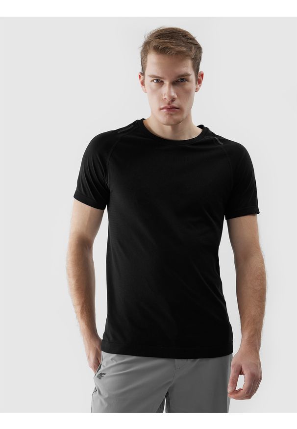 4f - Koszulka bezszwowa do biegania w terenie męska - czarna. Kolor: czarny. Materiał: poliester, materiał, dzianina, skóra, syntetyk. Długość rękawa: raglanowy rękaw. Długość: długie. Wzór: gładki, ze splotem. Sport: fitness, bieganie