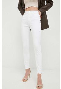Guess jeansy damskie medium waist. Kolor: biały #1