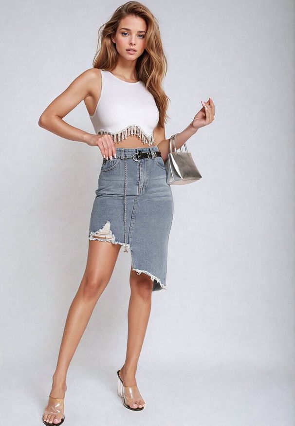 Born2be - Niebieska Jeansowa Asymetryczna Spódnica z Wysokim Stanem z Bawełny z Paskiem i Łańcuszkiem Vimorinne. Okazja: na co dzień. Stan: podwyższony. Kolor: niebieski. Materiał: jeans, bawełna. Długość: długie. Wzór: aplikacja. Sezon: lato. Styl: casual