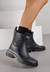 Born2be - Czarne Kalosze z Elastycznymi Wstawkami w Cholewce i Aplikacją z Napisem Deliavia. Okazja: na co dzień. Kolor: czarny. Materiał: jeans. Szerokość cholewki: normalna. Wzór: aplikacja, napisy. Styl: casual, klasyczny
