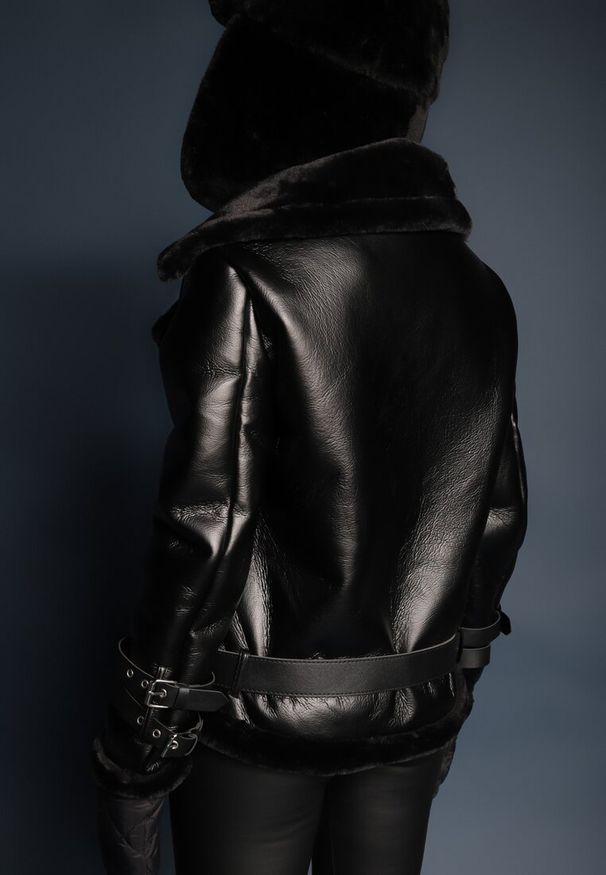 Renee - Czarna Kurtka Biker Adadina. Okazja: na co dzień. Kolor: czarny. Materiał: futro. Długość rękawa: długi rękaw. Długość: długie. Wzór: paski, aplikacja. Styl: casual, elegancki