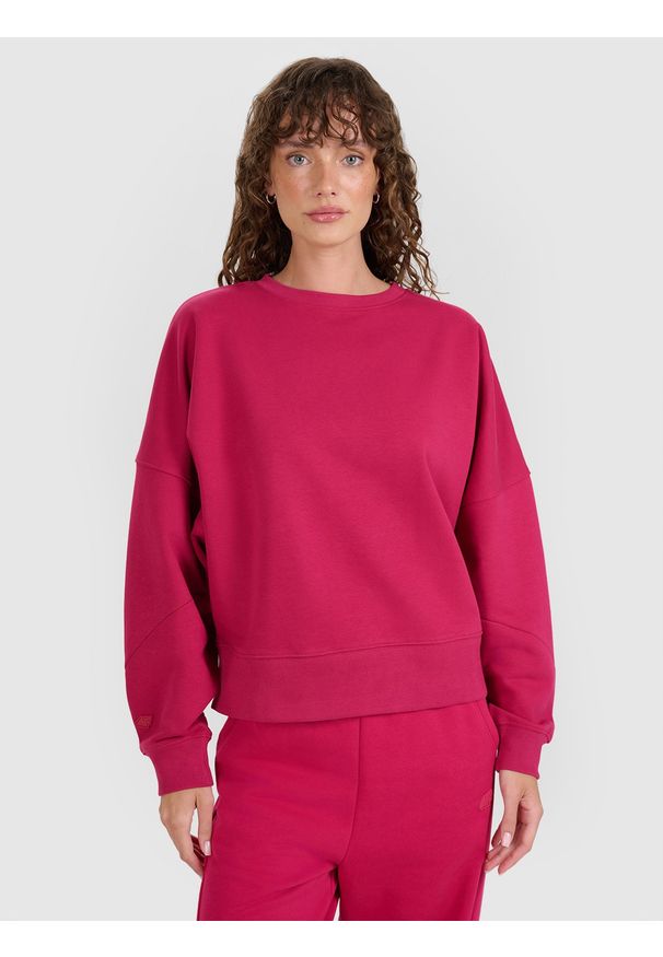 4f - 4F Bluza dresowa nierozpinana bez kaptura damska - różowa S. Okazja: na co dzień. Typ kołnierza: bez kaptura. Kolor: różowy. Materiał: dresówka. Wzór: ze splotem, gładki. Styl: sportowy, klasyczny, casual
