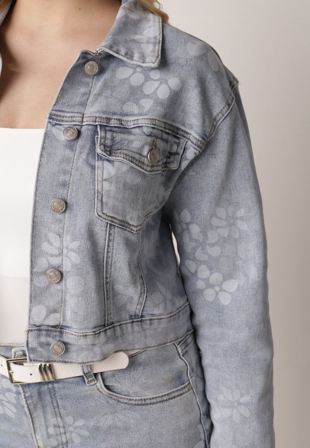 Born2be - Niebieska Krótka Kurtka Jeansowa z Bawełną i Wiskozą w Kwiatowy Wzór Neanelith. Okazja: na co dzień. Kolor: niebieski. Materiał: jeans, wiskoza, bawełna. Długość: krótkie. Wzór: kwiaty. Styl: casual, elegancki