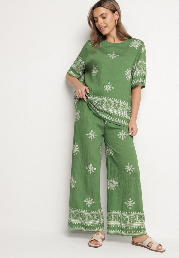 Born2be - Ciemnozielony Wiskozowy Komplet w Stylu Boho z Haftem T-shirt i Szerokie Spodnie Zevanya. Kolor: zielony. Materiał: wiskoza. Wzór: haft