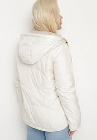 Born2be - Jasnobeżowa Kurtka Pikowana z Kapturem Karbia. Okazja: na co dzień. Typ kołnierza: kaptur. Kolekcja: plus size. Kolor: beżowy. Styl: casual, elegancki #3