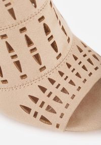 Born2be - Beżowe Sandały na Obcasie Vices ze Skórzaną Wkładką i Ażurową Cholewką Linarra. Okazja: na spacer. Zapięcie: rzepy. Kolor: beżowy. Wzór: ażurowy. Materiał: skóra. Sezon: lato. Obcas: na obcasie. Styl: elegancki, klasyczny. Wysokość obcasa: średni #4