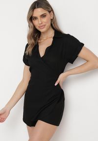 Born2be - Czarna Kopertowa Sukienka Kombinezon Letnia Mini z Bawełny i Lnu Liorra. Kolor: czarny. Materiał: bawełna, len. Długość rękawa: krótki rękaw. Sezon: lato. Typ sukienki: kopertowe. Długość: mini