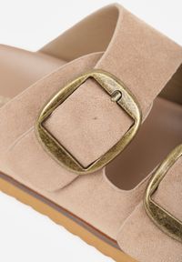 Born2be - Ciemnobeżowe Klapki VICES z Dwoma Paskami i Metalicznymi Klamrami Kaliniassi. Nosek buta: otwarty. Kolor: beżowy. Materiał: skóra, zamsz. Wzór: aplikacja. Sezon: lato. Obcas: na obcasie. Wysokość obcasa: niski #8