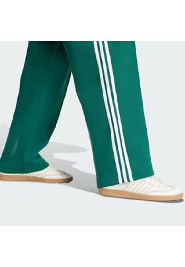 Adidas - adidas Spodnie dresowe adicolor Spacer Track KD4088 Zielony Baggy Fit. Kolor: zielony. Materiał: bawełna. Sport: turystyka piesza