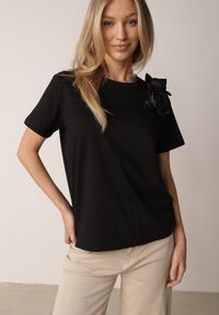 Born2be - Czarny Klasyczny T-shirt z Bawełny Zdobiony Aplikacją 3D w Kształcie Kwiatów Noebel. Okazja: na co dzień. Kolor: czarny. Materiał: bawełna. Wzór: kwiaty, aplikacja. Styl: klasyczny #1