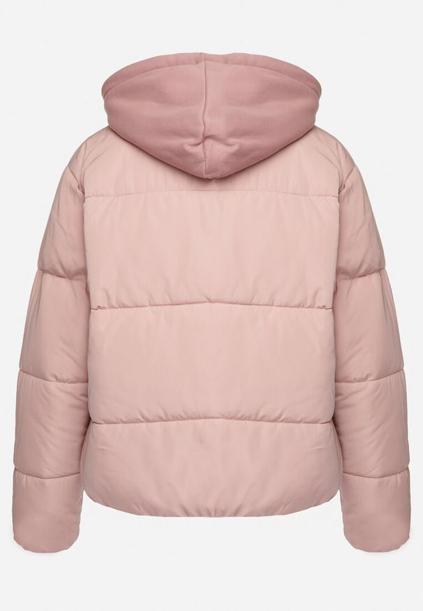 Born2be - Różowa Kurtka Ozdobiona Pikowaniem z Odpinanym Kapturem Miariana. Okazja: na co dzień. Kolor: różowy. Materiał: jeans. Długość rękawa: długi rękaw. Długość: długie. Wzór: aplikacja. Styl: elegancki, casual