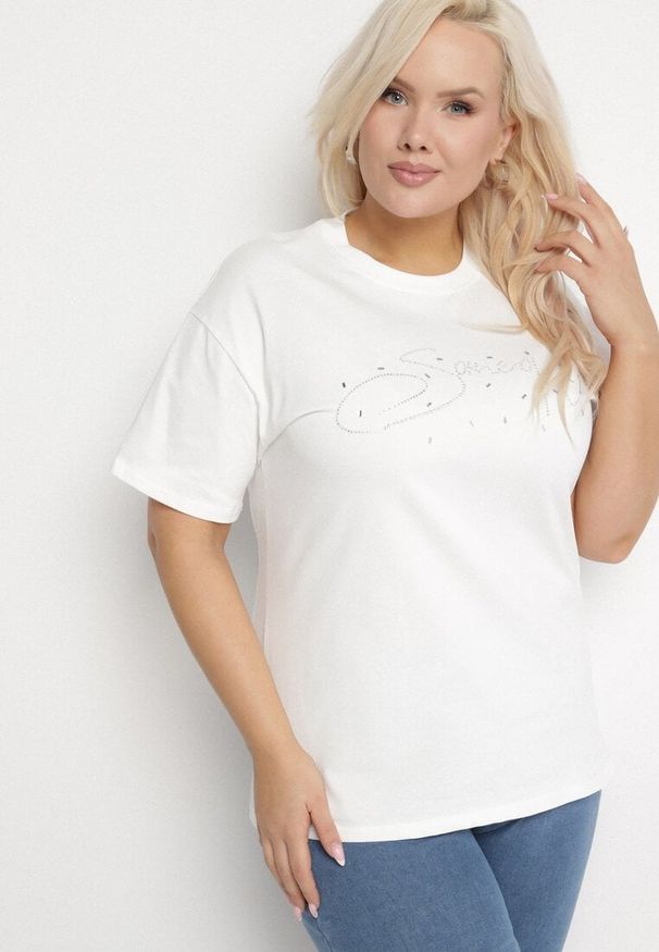 Born2be - Biały Bawełniany T-shirt z Ozdobnym Napisem i Cyrkoniami Olisandra. Okazja: na co dzień. Kolekcja: plus size. Kolor: biały. Materiał: bawełna. Wzór: napisy. Styl: klasyczny, casual