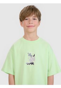 4f - 4F T-shirt oversize z nadrukiem chłopięcy - zielony 122 (6-7 lat). Okazja: na co dzień. Kolor: zielony. Materiał: dzianina, bawełna, jersey. Długość rękawa: krótki rękaw. Długość: krótkie. Wzór: nadruk. Sezon: lato. Styl: klasyczny, sportowy, casual