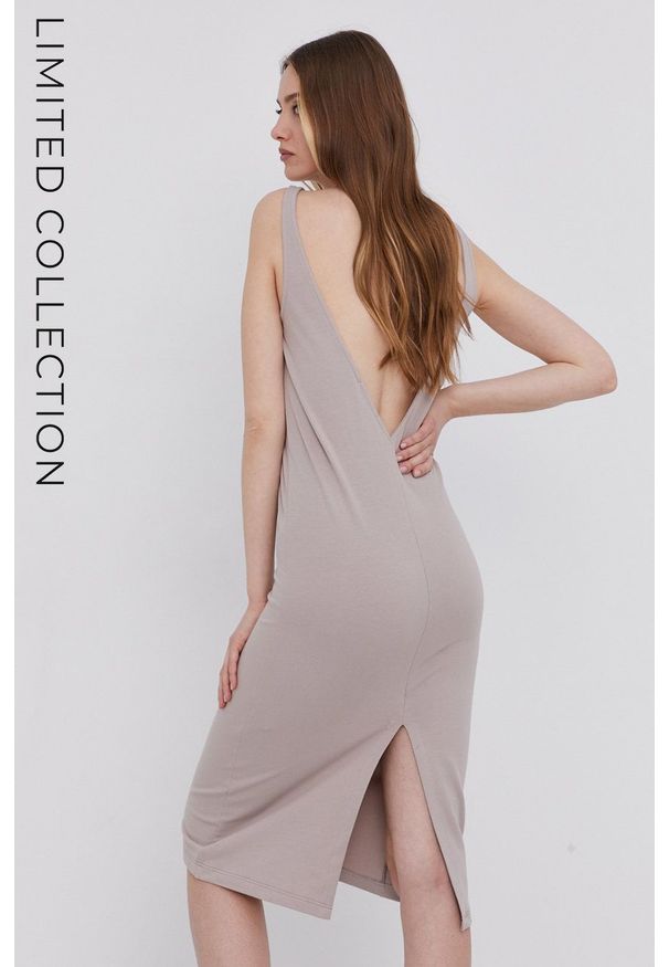 Answear Lab Sukienka ECO kolor beżowy midi prosta. Okazja: na co dzień. Kolor: beżowy. Materiał: dzianina, włókno, dresówka, syntetyk, materiał. Długość rękawa: na ramiączkach. Wzór: gładki. Typ sukienki: proste. Styl: wakacyjny. Długość: midi