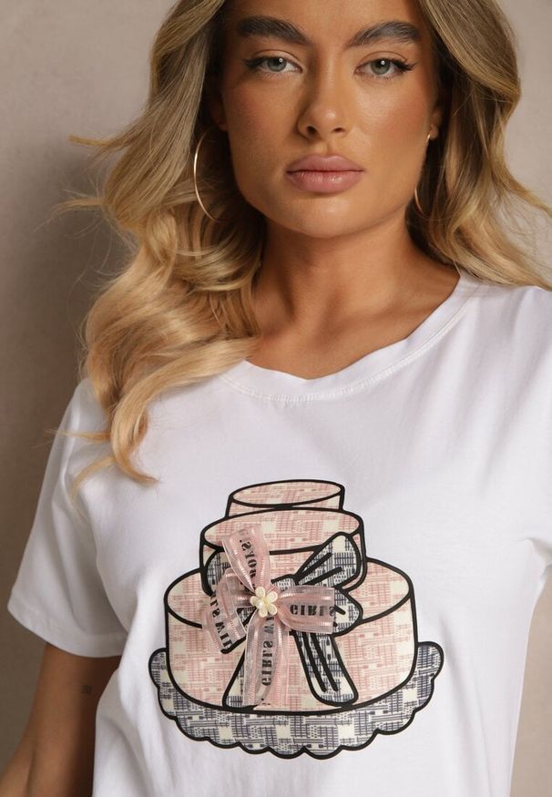 Renee - Biały Bawełniany T-shirt z Kokardą 3D i Nadrukiem Tortu Sanaviela. Okazja: na co dzień. Typ kołnierza: kokarda. Kolor: biały. Materiał: bawełna. Wzór: nadruk. Styl: klasyczny, elegancki, casual