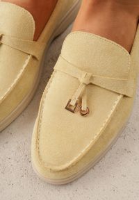 Born2be - Żółte Lekkie Mokasyny VICES z Metalowymi Ozdobami i Skórzaną Wkladką Adrialee. Nosek buta: okrągły. Kolor: żółty. Materiał: skóra. Wzór: aplikacja. Obcas: na obcasie. Styl: klasyczny. Wysokość obcasa: niski #9