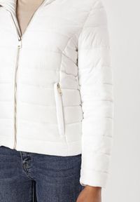 Born2be - Biała Kurtka Pikowana Przejściowa Ryrvyra. Kolor: biały. Materiał: polar. Sezon: jesień. Styl: klasyczny #3