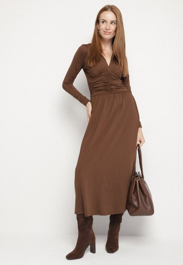 Born2be - Brązowa Marszczona Sukienka Taliowana z Wiskozą z Dekoltem V i Długim Rękawem Emirie. Okazja: na co dzień, na spotkanie biznesowe. Typ kołnierza: dekolt w kształcie V. Kolor: brązowy. Materiał: wiskoza. Długość rękawa: długi rękaw. Styl: casual, biznesowy