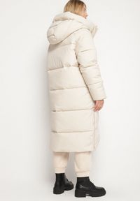 Born2be - Jasnobeżowa Pikowana Kurtka Zimowa z Kapturem i Bocznymi Suwakami Falossea. Okazja: na co dzień. Typ kołnierza: kaptur. Kolekcja: plus size. Kolor: beżowy. Materiał: jeans, poliester, dzianina. Sezon: zima. Styl: klasyczny, casual
