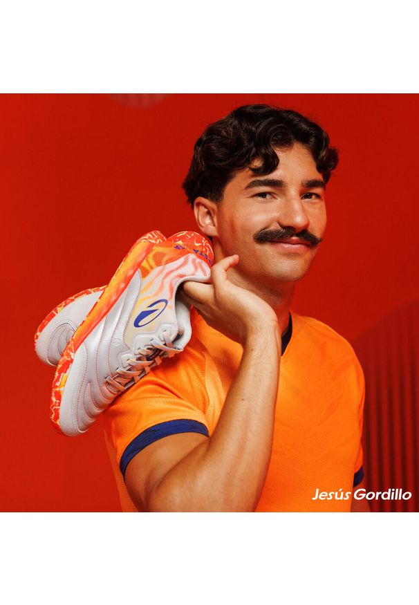 KIPSTA - Buty do piłki nożnej halowej Kipsta Eskudo Pro Futsal skórzane 2025/26 Pulse. Kolor: wielokolorowy, żółty, czerwony, pomarańczowy. Materiał: skóra. Szerokość cholewki: normalna. Sport: piłka nożna