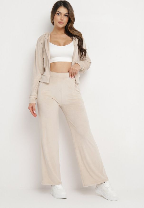 Born2be - Beżowy Welurowy Komplet Dresowy z Krótką Bluzą i Szerokimi Spodniami Arilei. Kolor: beżowy. Materiał: welur, dresówka