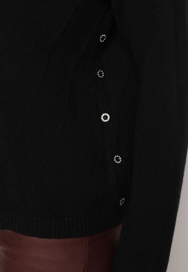 Born2be - Czarny Sweter z Ozdobnymi Guzikami i Cyrkoniami Rerilina. Okazja: na co dzień. Kolor: czarny. Materiał: jeans. Długość rękawa: długi rękaw. Długość: długie. Wzór: aplikacja. Styl: klasyczny, casual