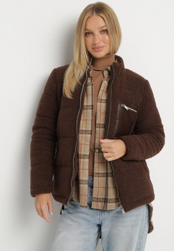Born2be - Brązowa Futrzana Kurtka Pikowana w Stylu Baranka Olettana. Okazja: na co dzień. Kolor: brązowy. Materiał: futro. Styl: casual
