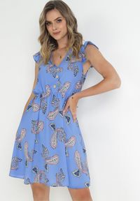 Born2be - Niebieska Rozkloszowana Sukienka z Wiskozy we Wzór Paisley Marinetta. Typ kołnierza: kołnierz z falbankami. Kolor: niebieski. Materiał: wiskoza. Długość rękawa: bez rękawów. Wzór: paisley #1