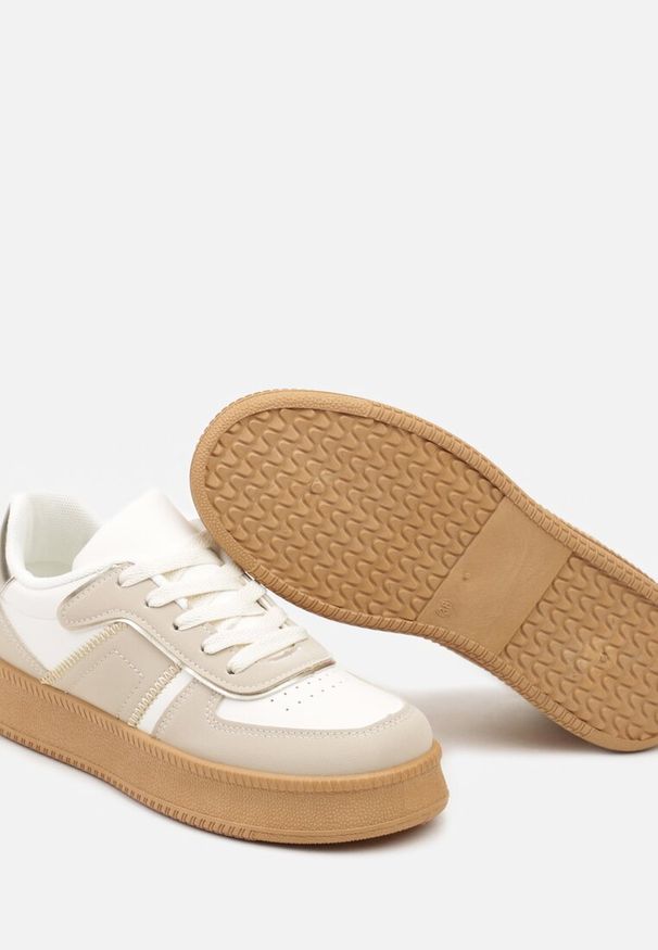 Renee - Beżowo-Białe Sneakersy na Płaskiej Podeszwie Ozdobione Przeszyciami i Perforacją Nealiora. Okazja: na co dzień. Nosek buta: okrągły. Kolor: beżowy. Materiał: jeans. Wzór: aplikacja. Obcas: na płaskiej podeszwie
