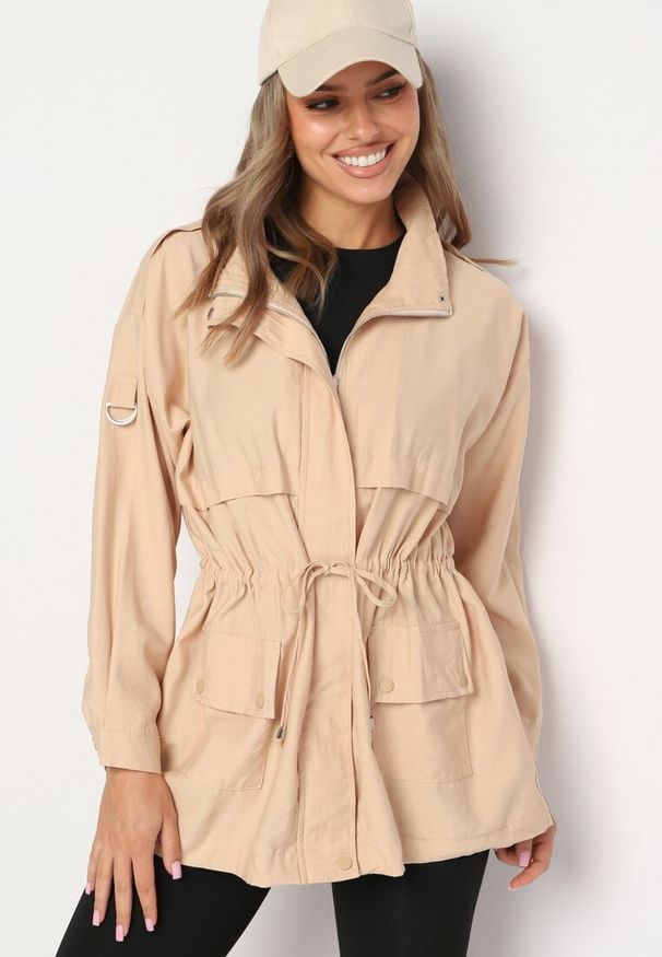 Born2be - Ciemnobeżowa Kurtka Parka z Bawełną Ściągana w Pasie Troczkiem Zapinana na Napy Velethra. Okazja: na co dzień. Kolor: beżowy. Materiał: bawełna. Styl: casual